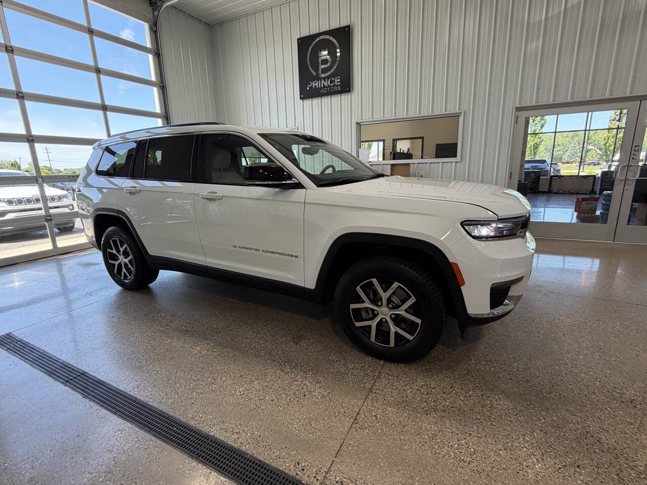 Used 2024 Jeep Grand Cherokee L Limited AWD/4WD image 10