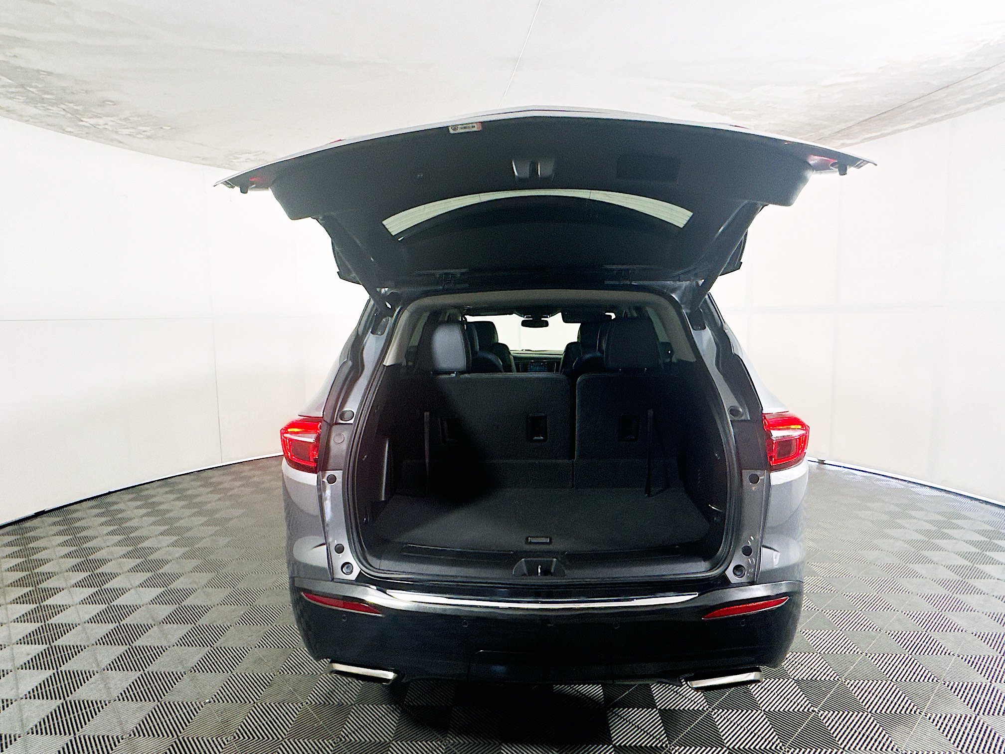 Used 2018 Buick Enclave Essence FWD image 31