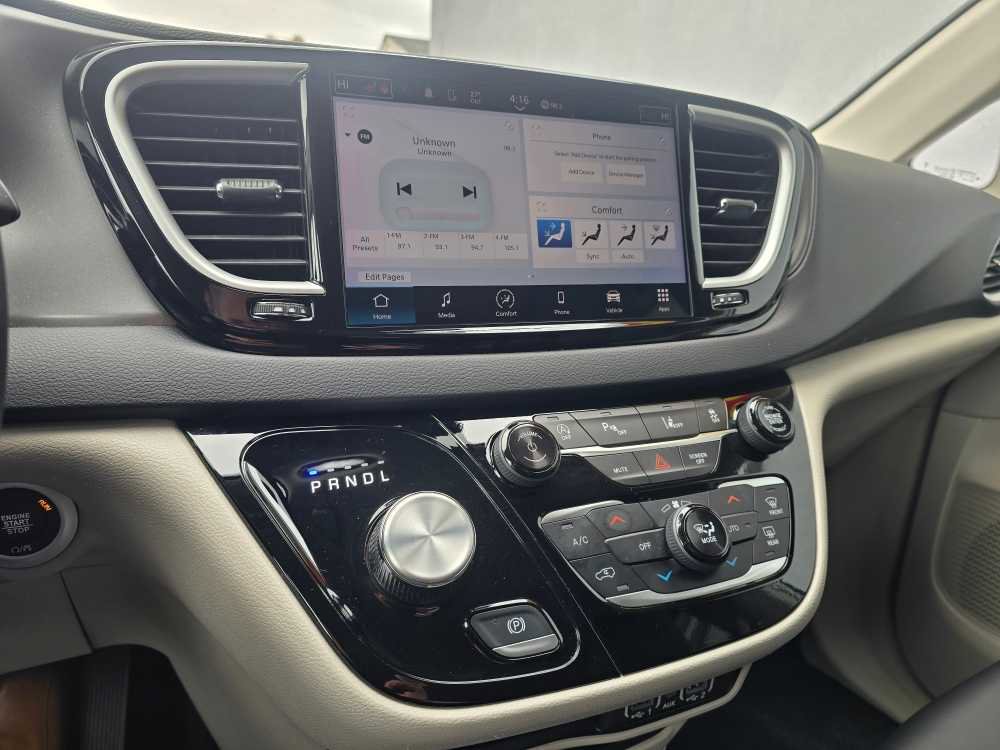 Used 2024 Chrysler Pacifica Touring-L image 11