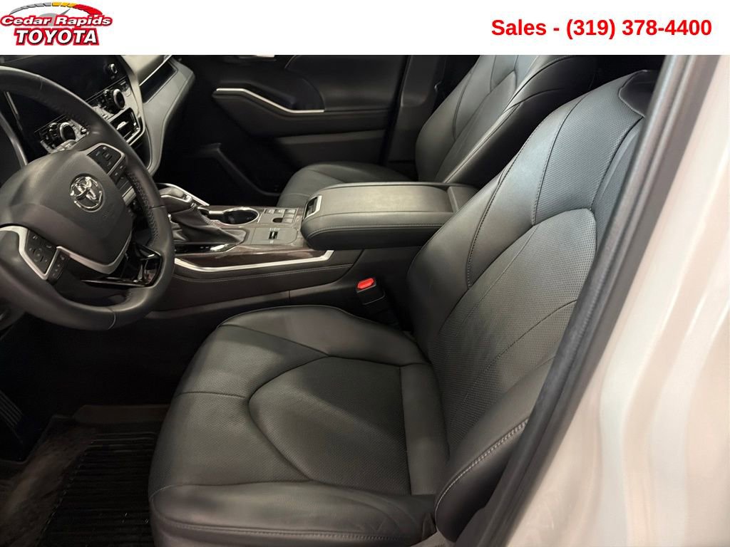 Used 2023 Toyota Highlander Limited image 10