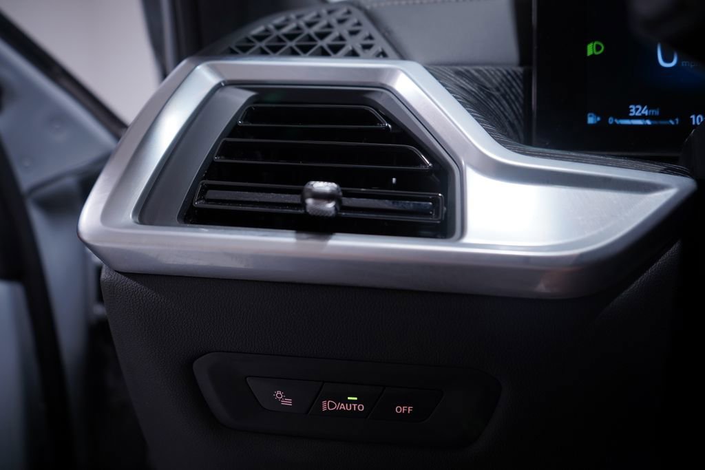 Used 2024 BMW X6 xDrive40i w/ Executive Package image 19