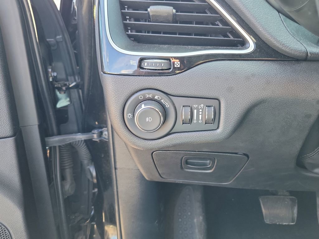 Used 2020 Jeep Cherokee Latitude Plus FWD image 16