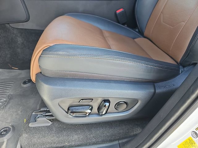 Used 2025 Lexus GX 550 w/ Accessory Package (2T) AWD/4WD image 18
