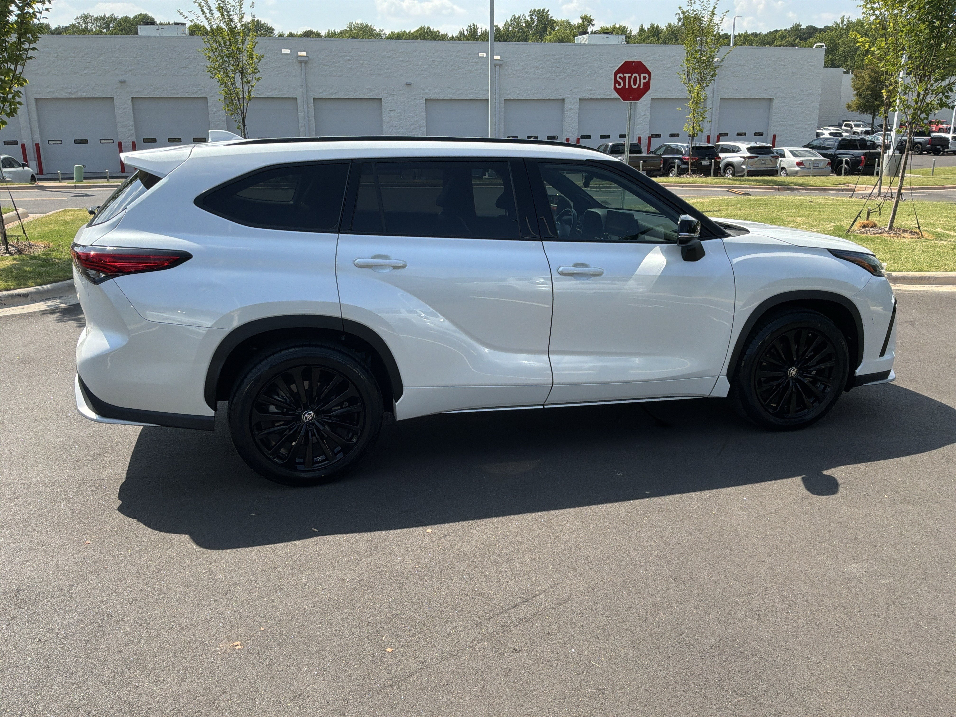 Used 2023 Toyota Highlander XSE FWD image 11