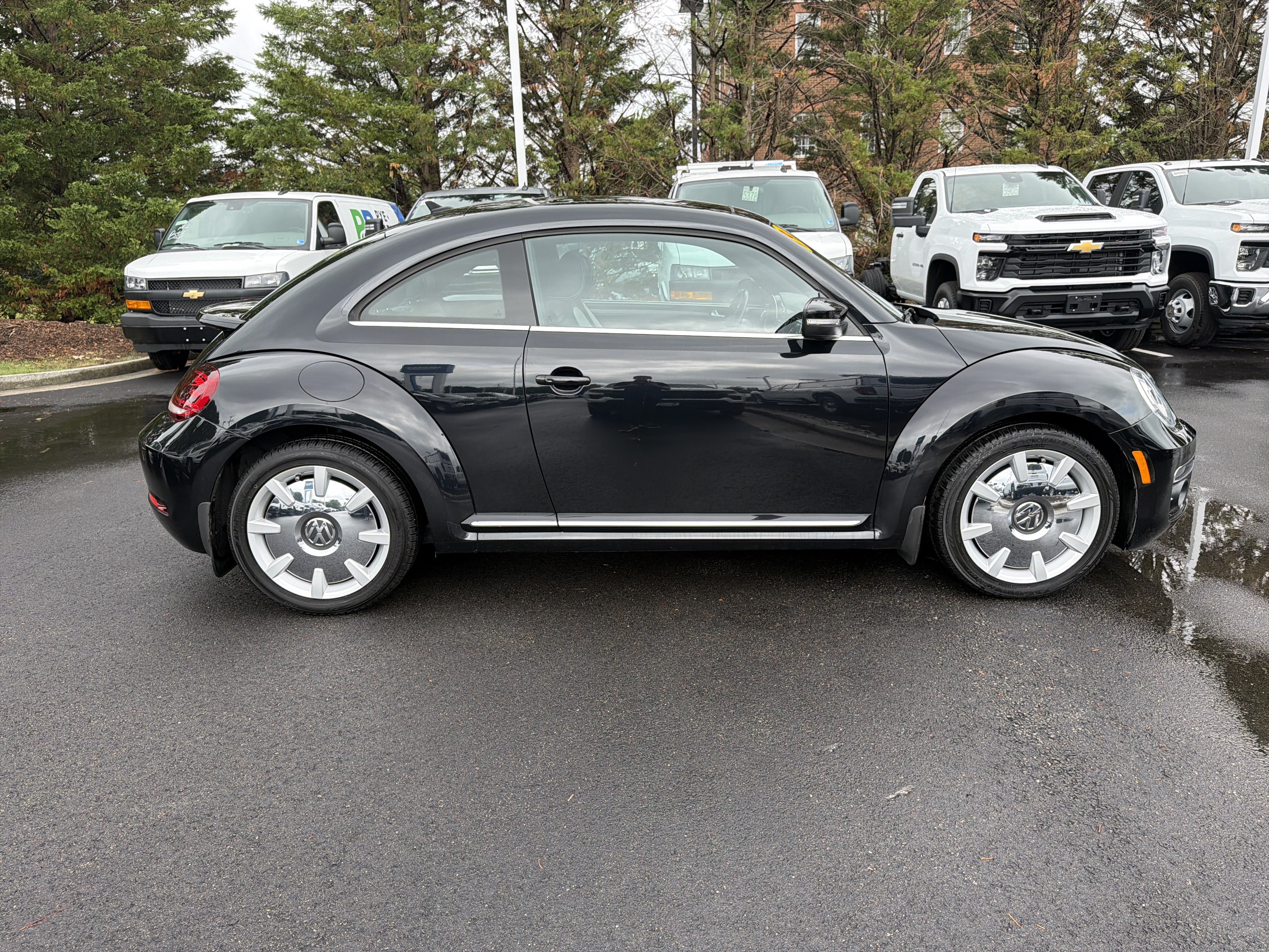 Used 2019 Volkswagen Beetle 2.0T SE w/ SE Premium Package FWD image 11