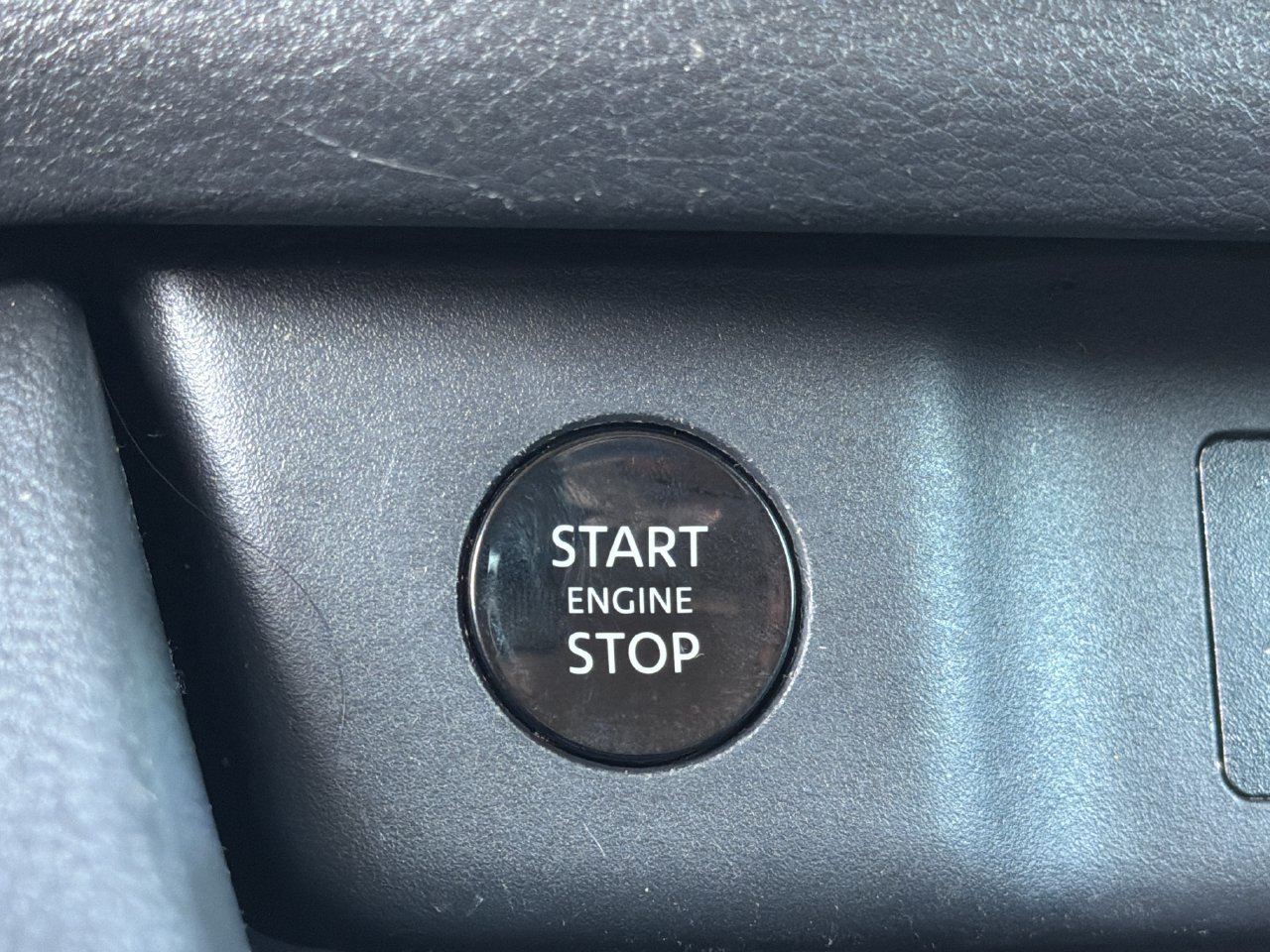 Certified 2025 Nissan Rogue SV AWD/4WD image 9