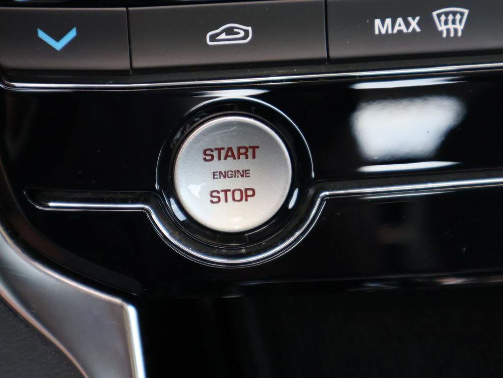 Used 2019 Jaguar XE Premium image 26