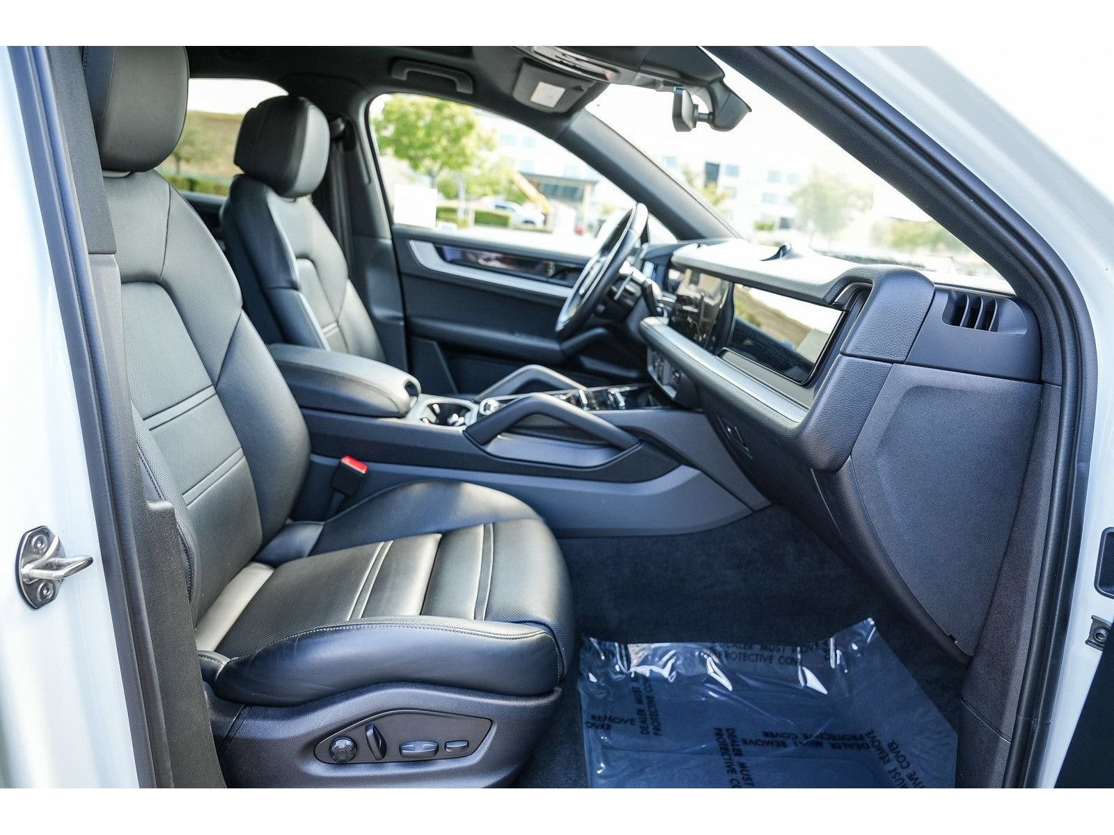 Used 2024 Porsche Cayenne Coupe AWD/4WD image 17