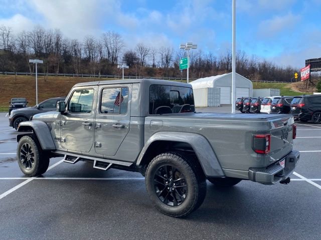 Used 2022 Jeep Gladiator Overland image 3