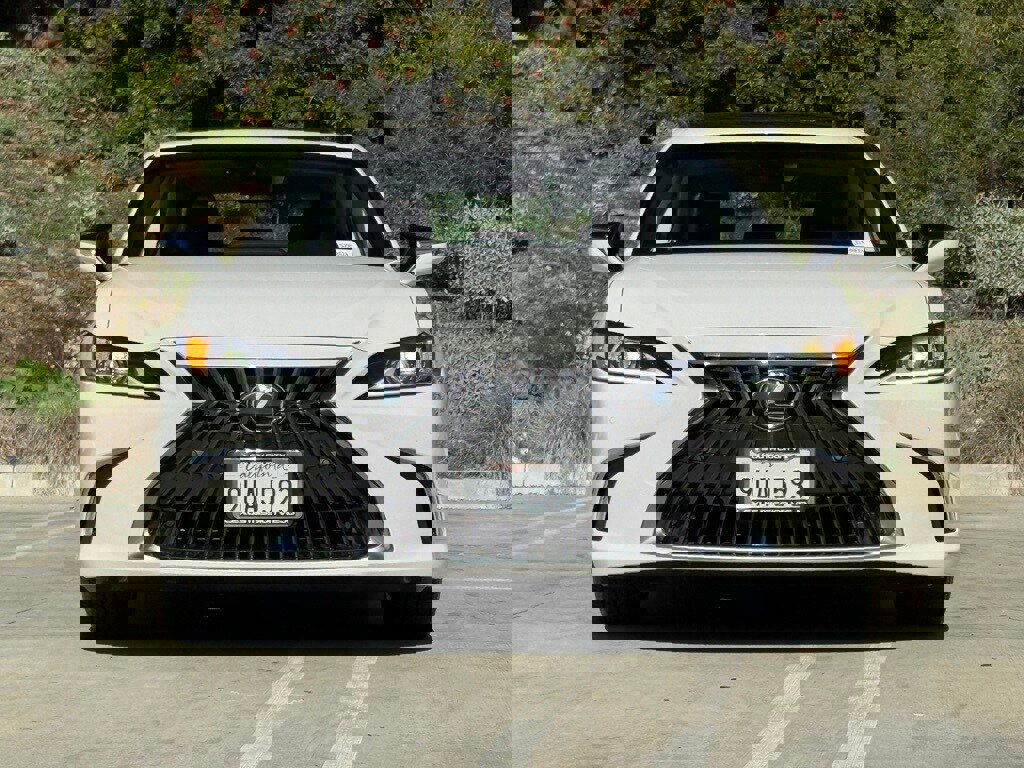 Certified 2025 Lexus ES 300h w/ Premium Package image 5