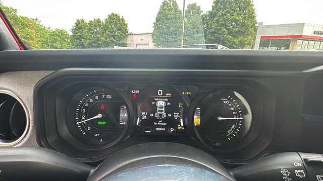 Used 2025 Jeep Wrangler Unlimited Sahara AWD/4WD image 16