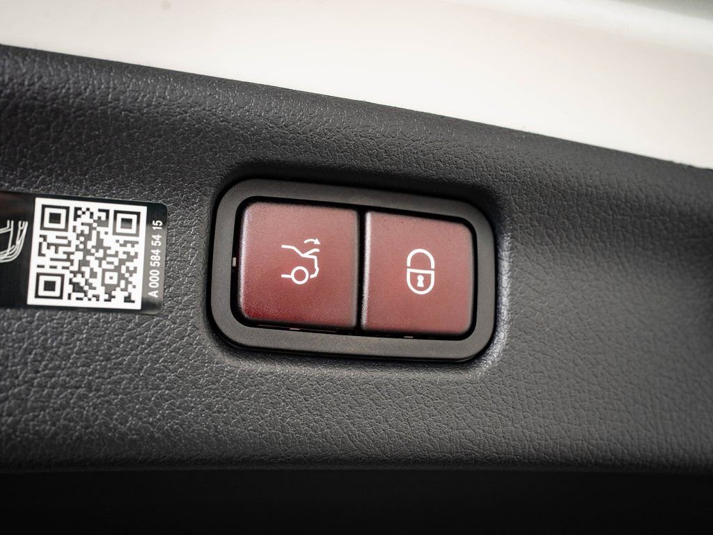 Used 2025 Mercedes-Benz C 300 4MATIC Sedan image 19