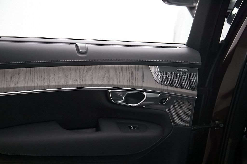 Certified 2025 Volvo XC90 T8 Ultra AWD/4WD image 21