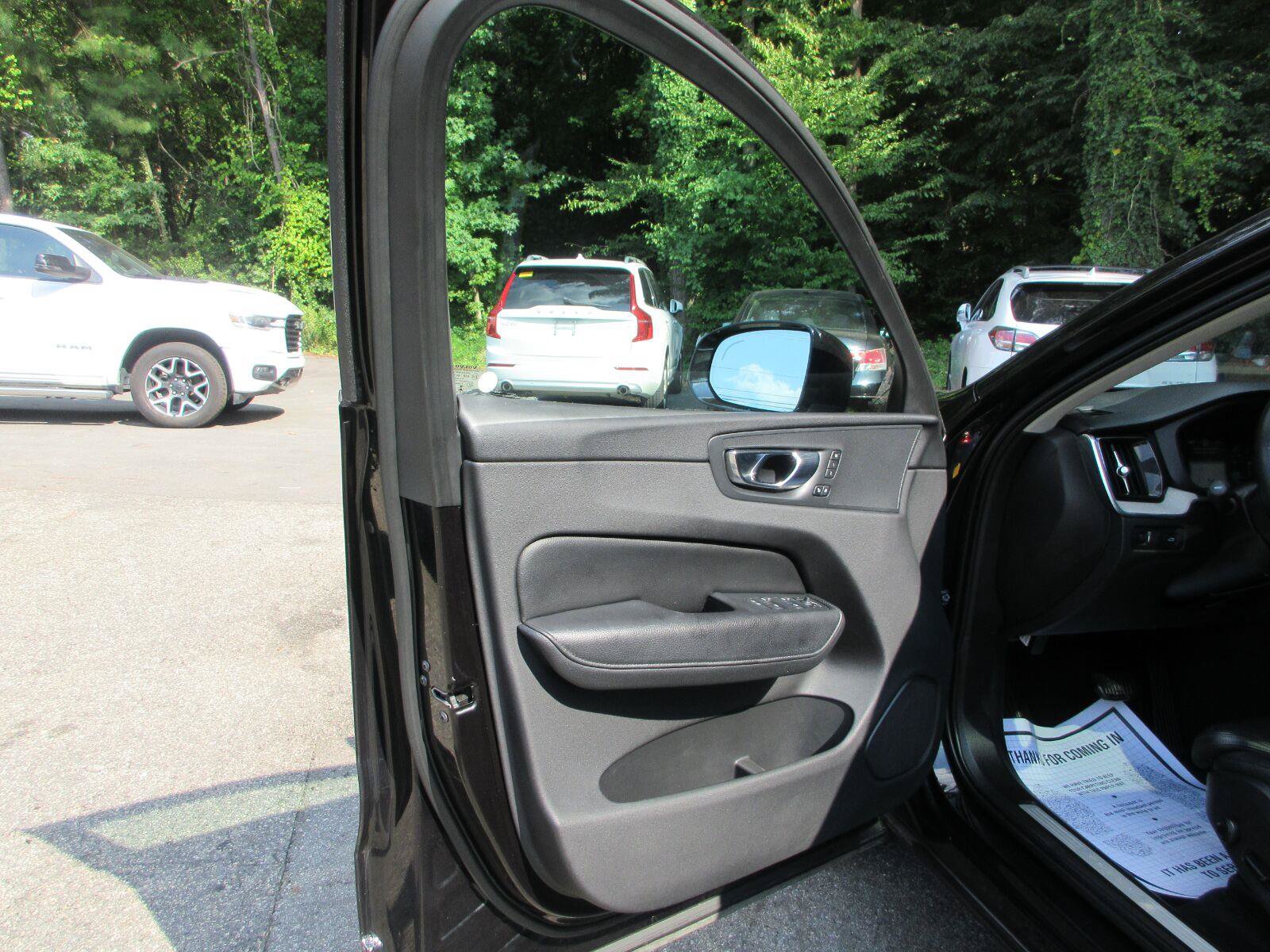 Used 2018 Volvo XC60 T5 Inscription w/ Convenience Package AWD/4WD image 10