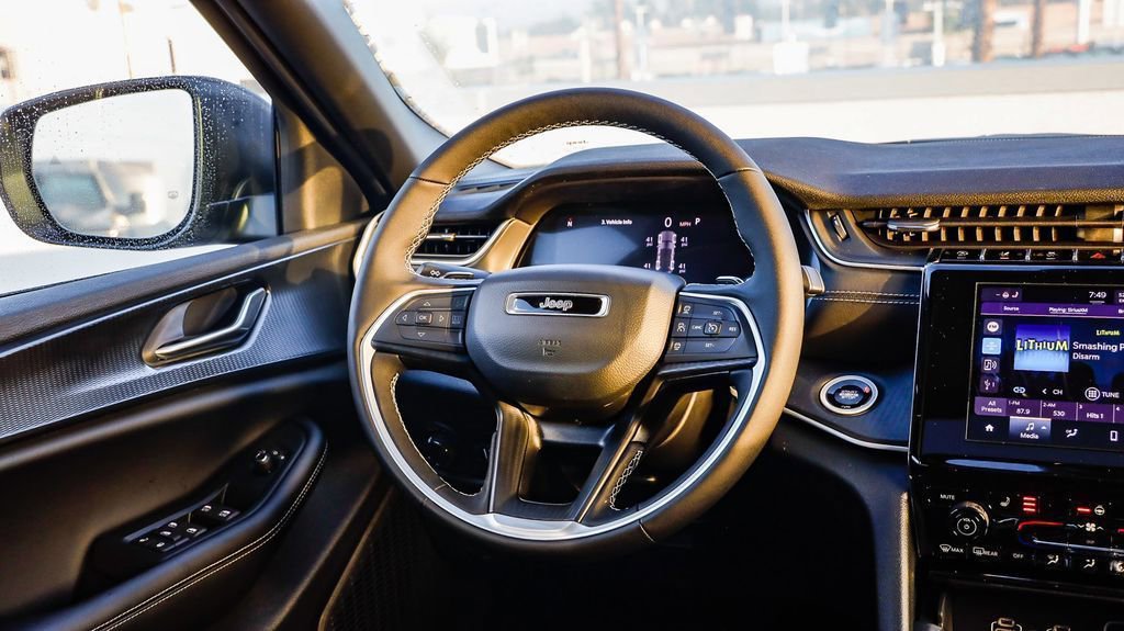 New 2025 Jeep Grand Cherokee Laredo X w/ Luxury Tech Group I image 16