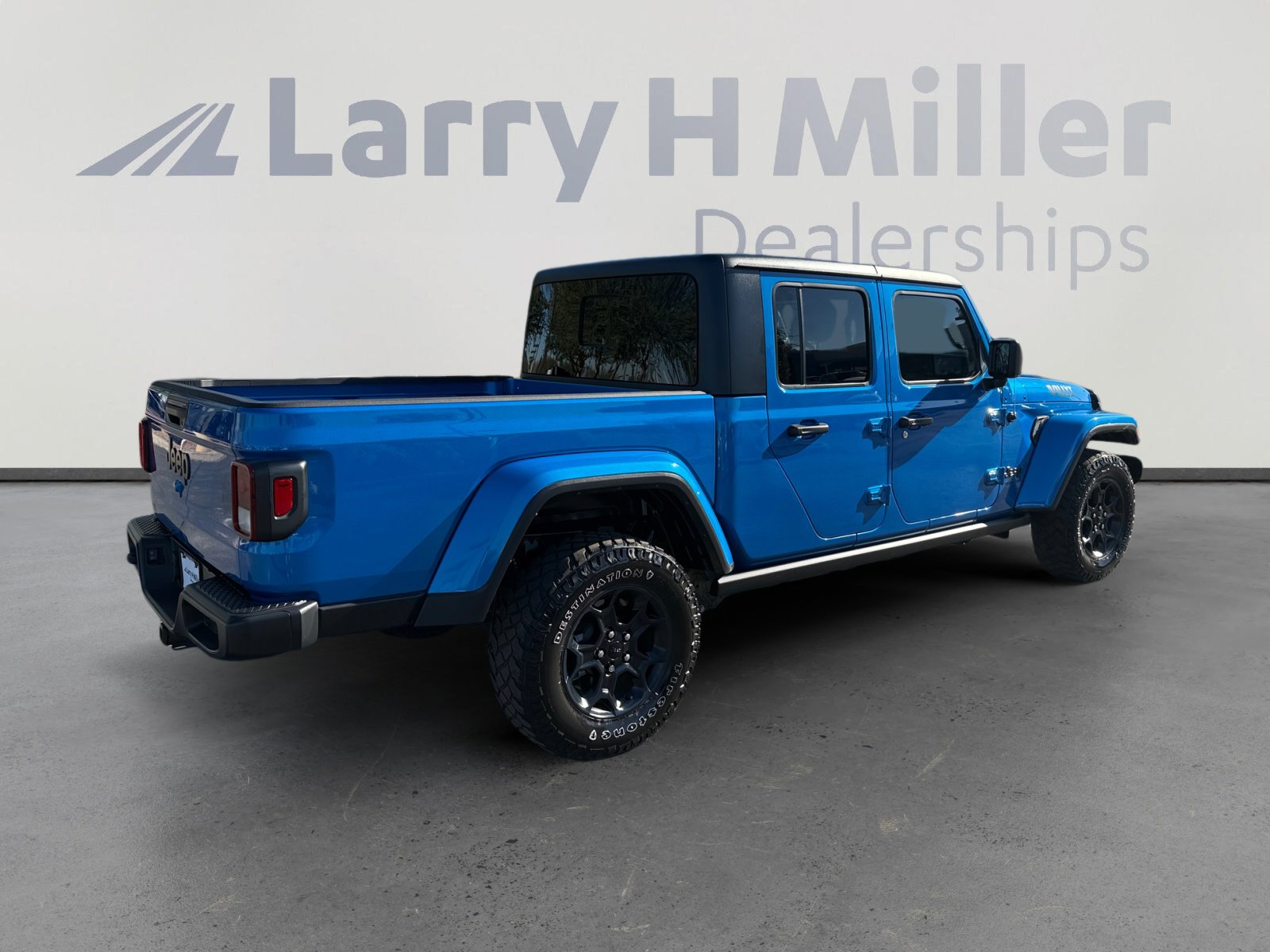 Used 2023 Jeep Gladiator Willys image 5