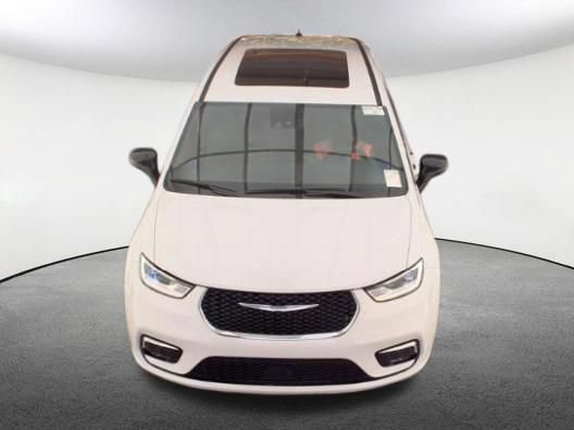 Used 2026 Chrysler Pacifica Limited FWD image 2