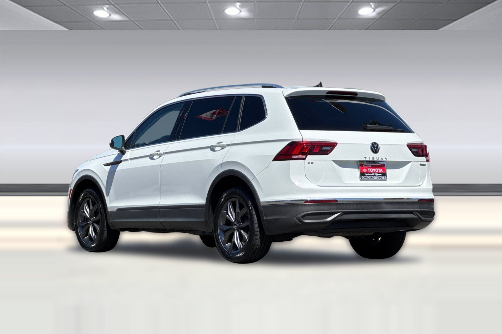 Used 2022 Volkswagen Tiguan SE AWD/4WD image 3