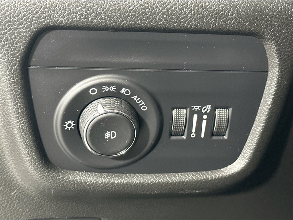 Used 2024 Jeep Grand Cherokee Limited w/ Black Appearance Package image 14