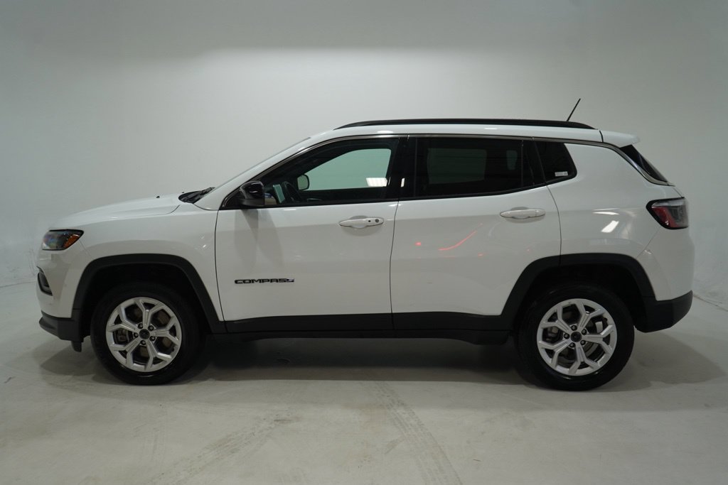 Used 2025 Jeep Compass Latitude w/ Sun & Sound Group AWD/4WD image 4