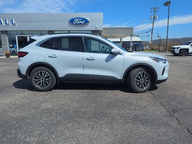 Used 2025 Ford Escape SE image 10