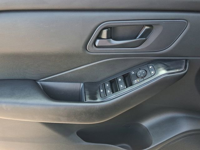 Used 2024 Nissan Rogue S image 12