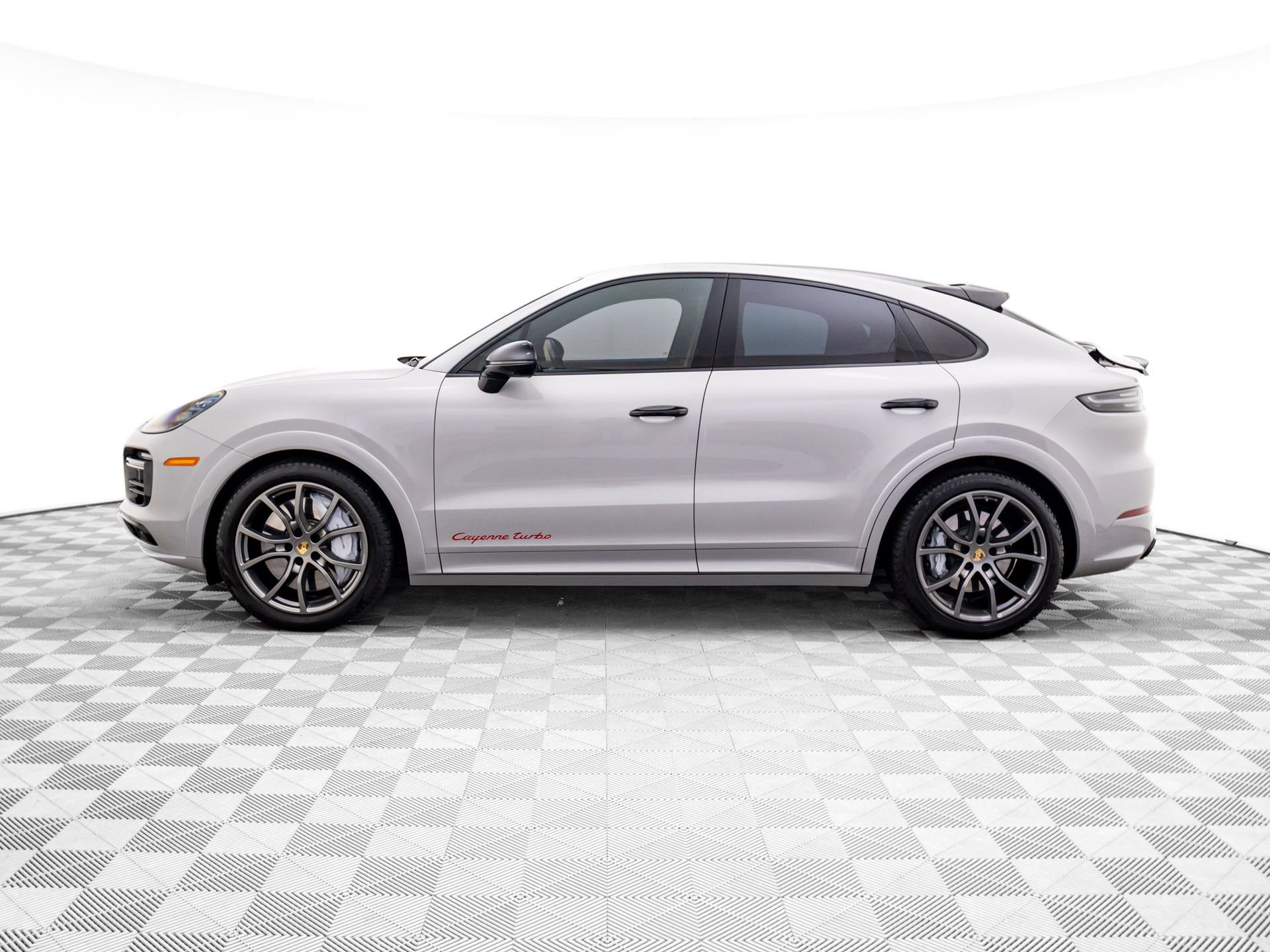 Used 2020 Porsche Cayenne Turbo image 2