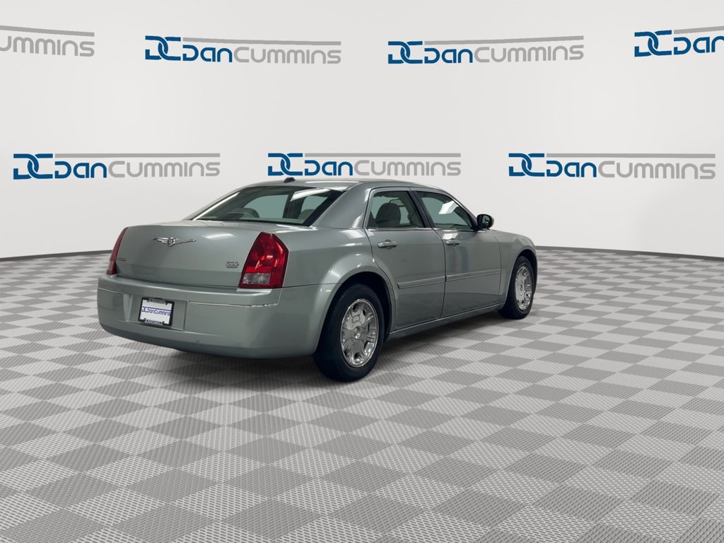 Used 2005 Chrysler 300 Touring RWD image 8