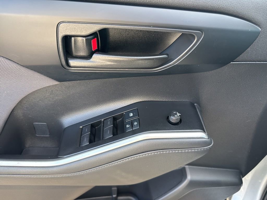 Used 2022 Toyota Highlander L image 17