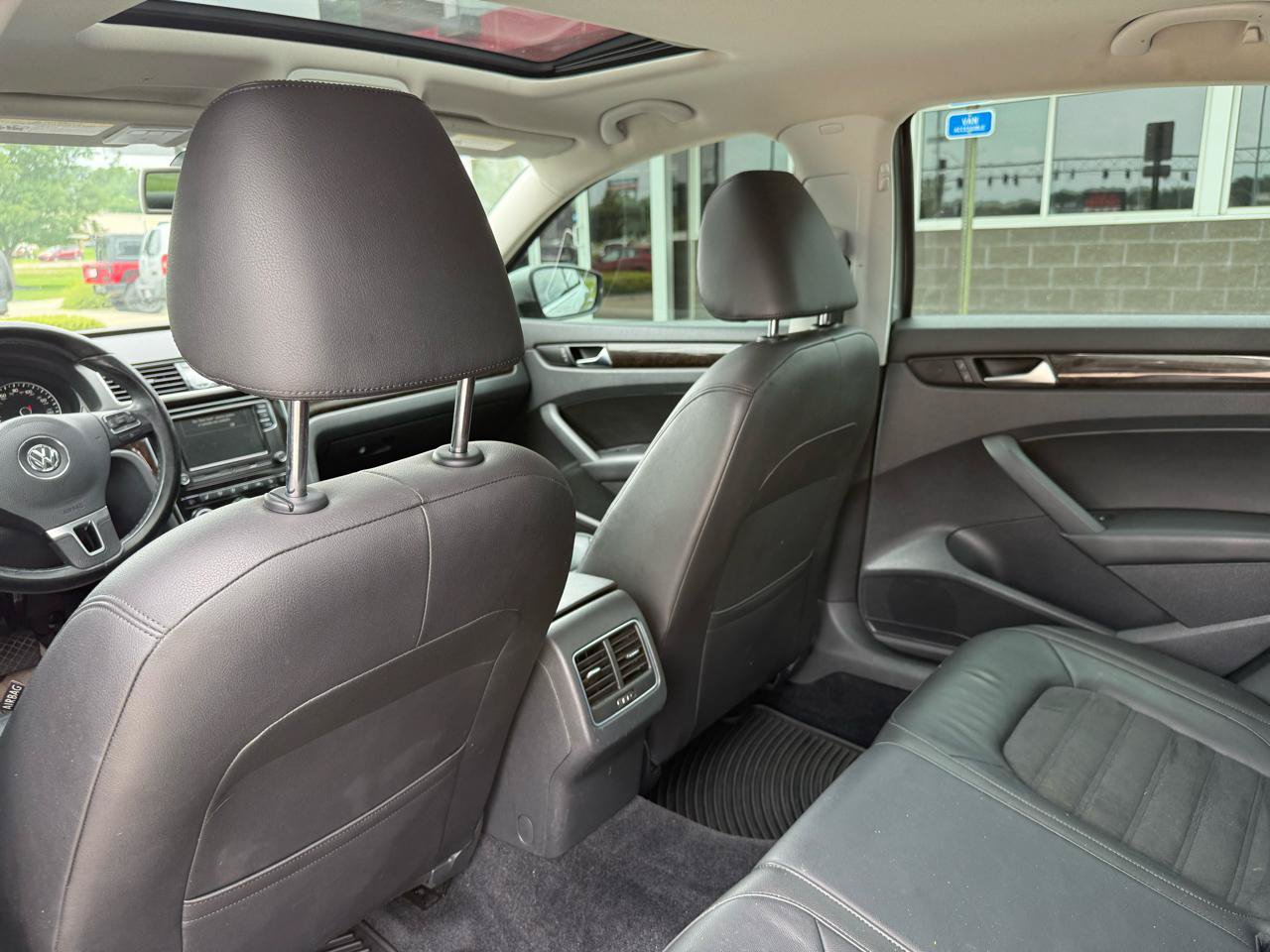Used 2014 Volkswagen Passat 1.8T SEL Premium FWD image 9