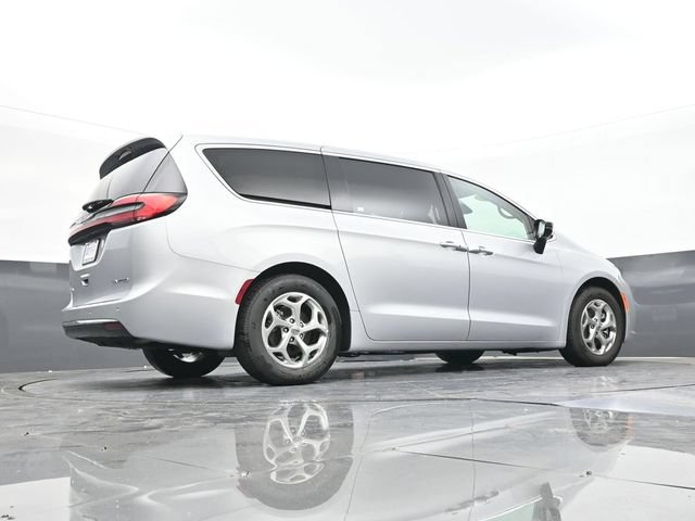 Used 2024 Chrysler Pacifica Limited FWD image 45