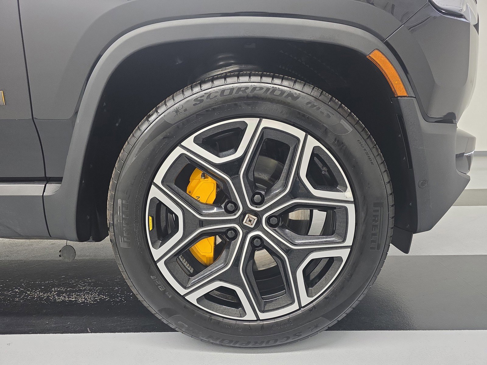 Used 2025 Rivian R1T Premium AWD/4WD image 11