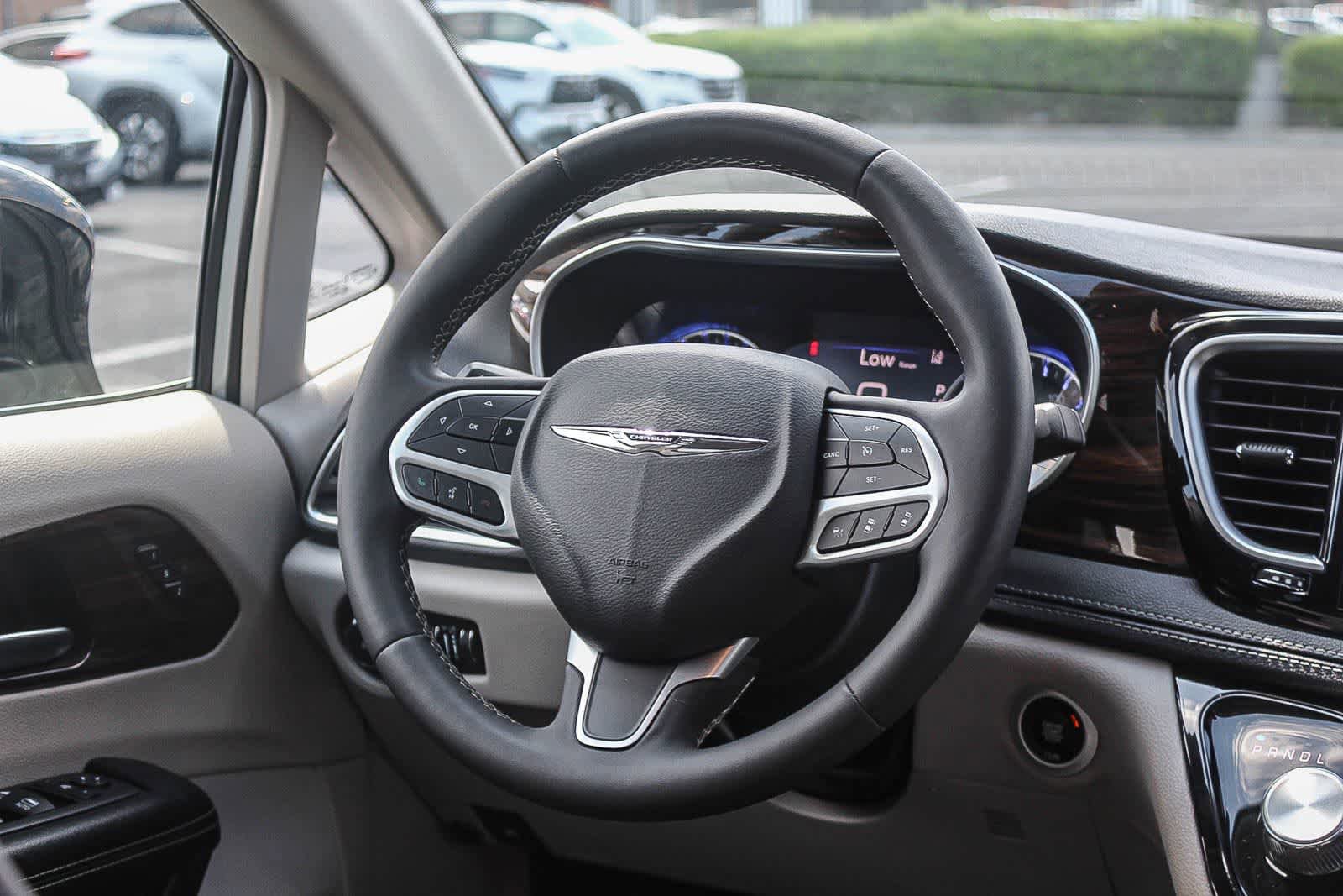 Used 2023 Chrysler Pacifica Limited image 22