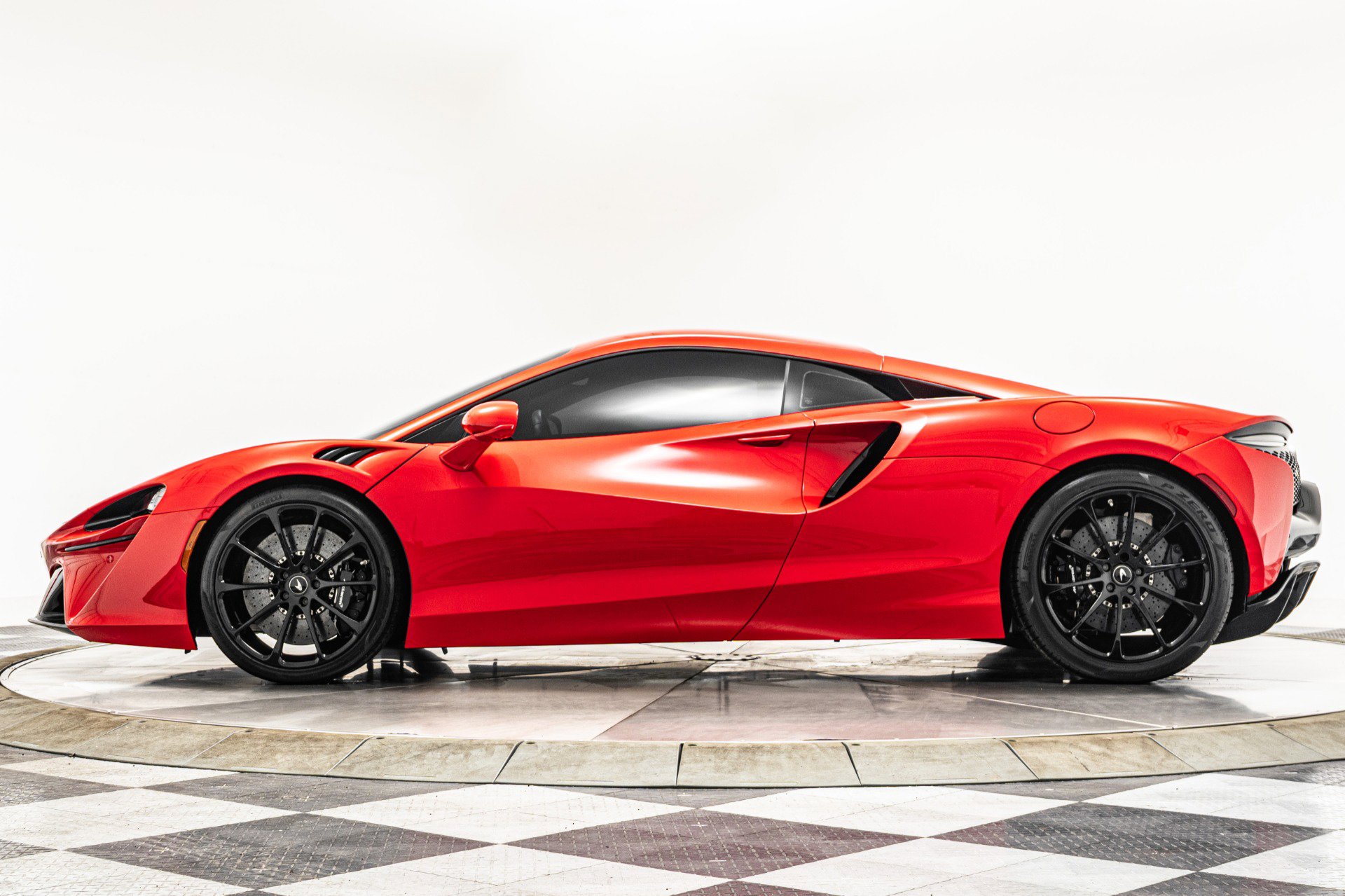 Used 2023 McLaren Artura RWD image 6