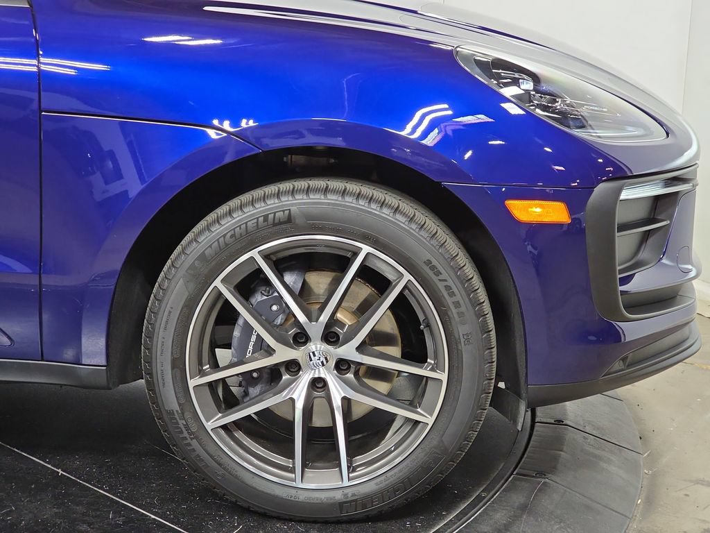 Certified 2025 Porsche Macan AWD/4WD image 11