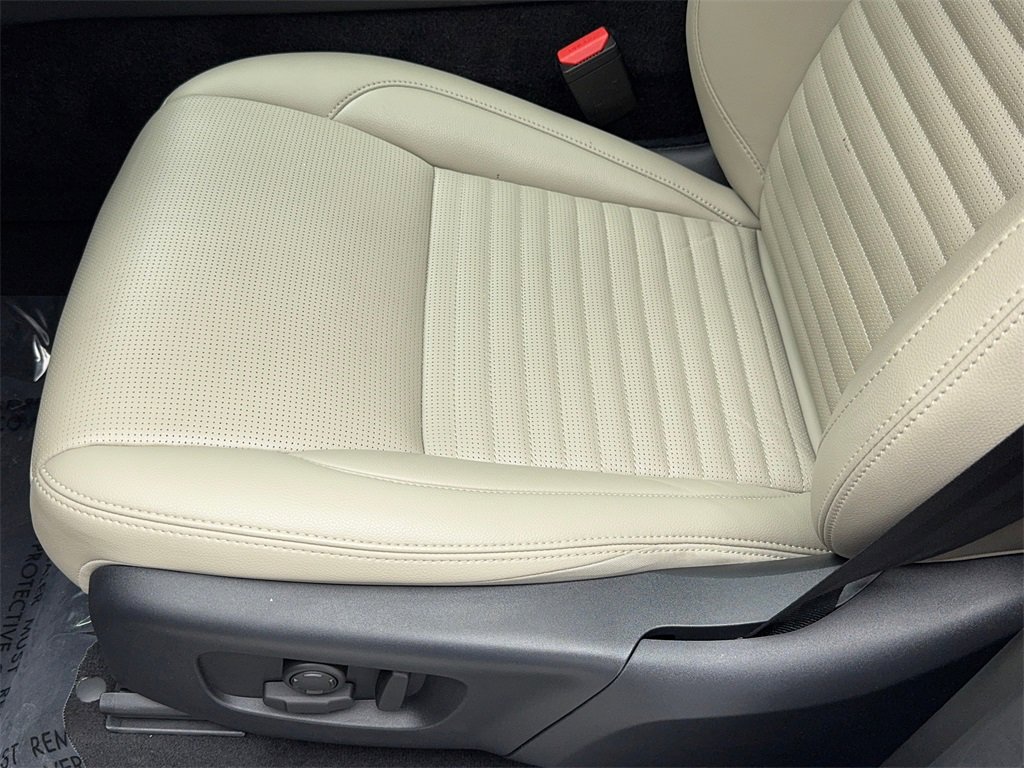 Used 2023 Land Rover Discovery Sport SE image 39