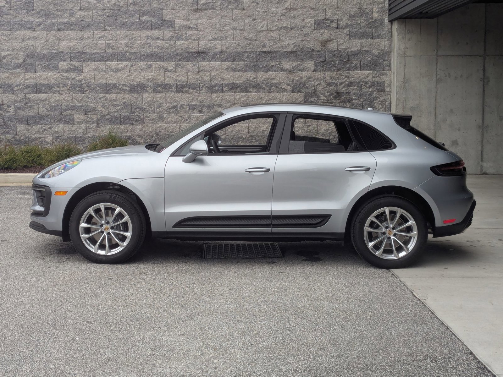 Used 2025 Porsche Macan image 2