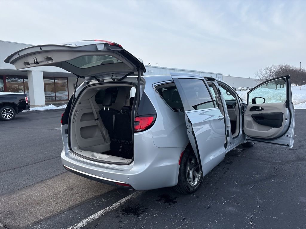Used 2024 Chrysler Pacifica Limited FWD image 17