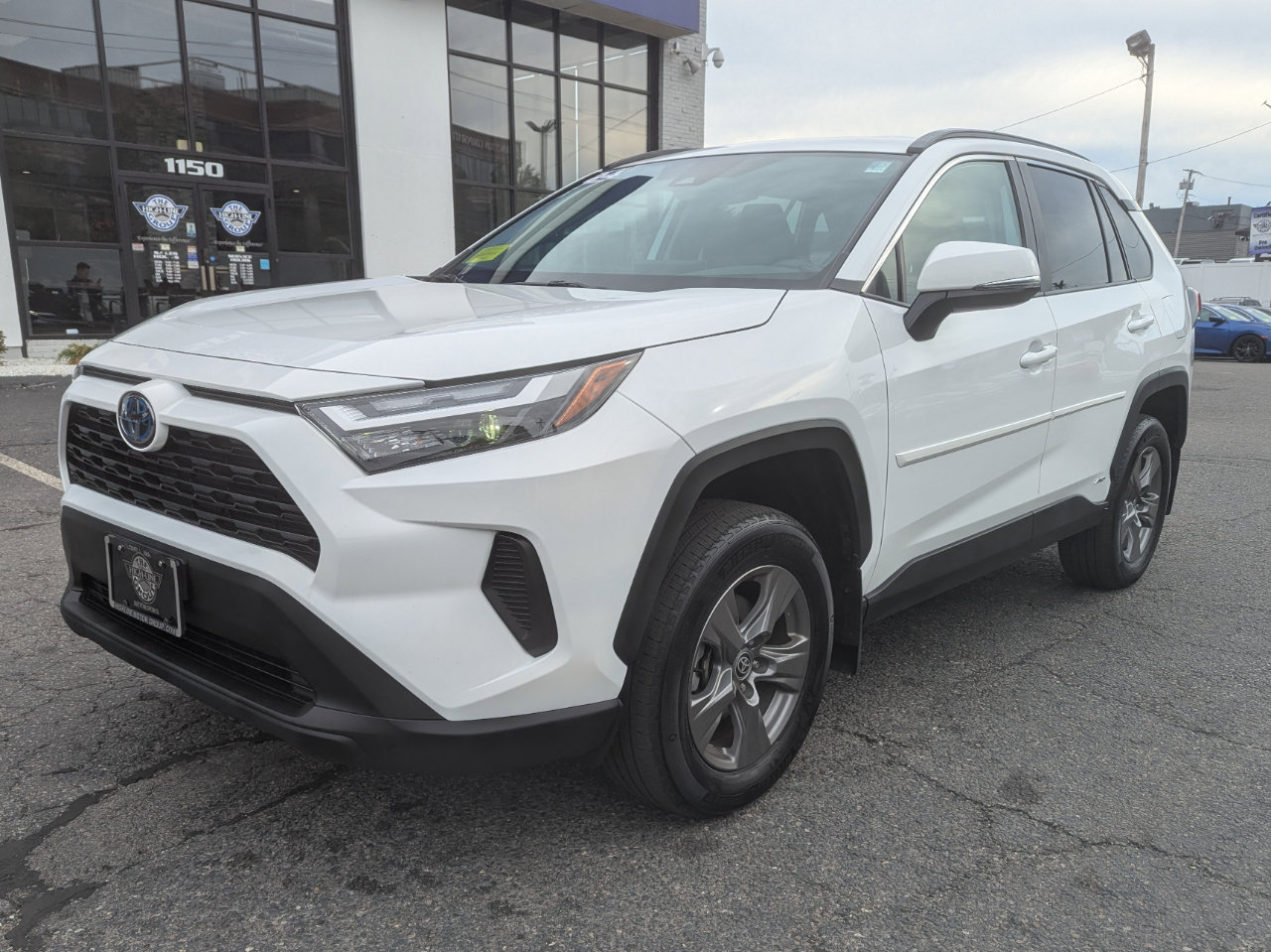 Used 2024 Toyota RAV4 XLE AWD/4WD image 2