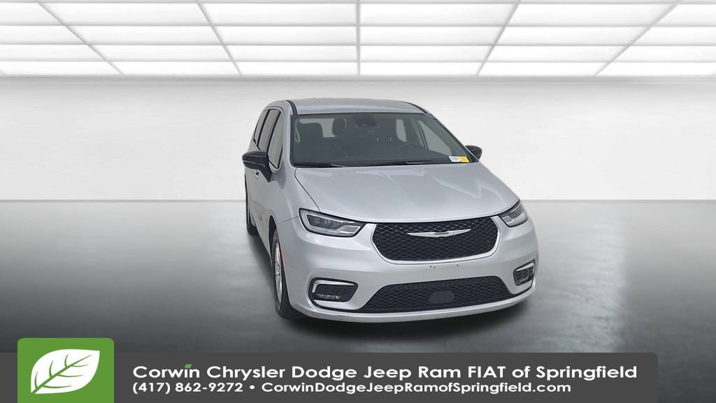 Certified 2024 Chrysler Pacifica Touring-L image 4