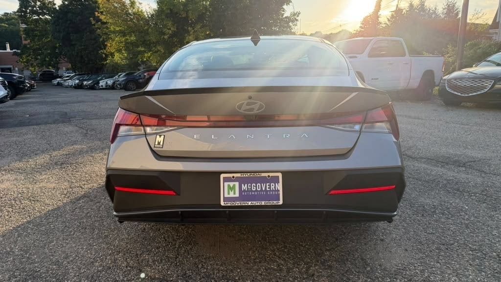 Certified 2025 Hyundai Elantra Sport FWD image 5
