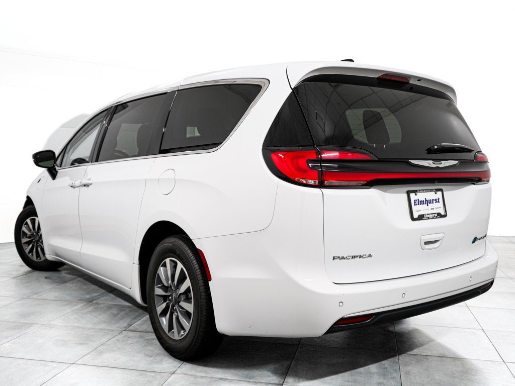 Used 2024 Chrysler Pacifica Limited FWD image 5