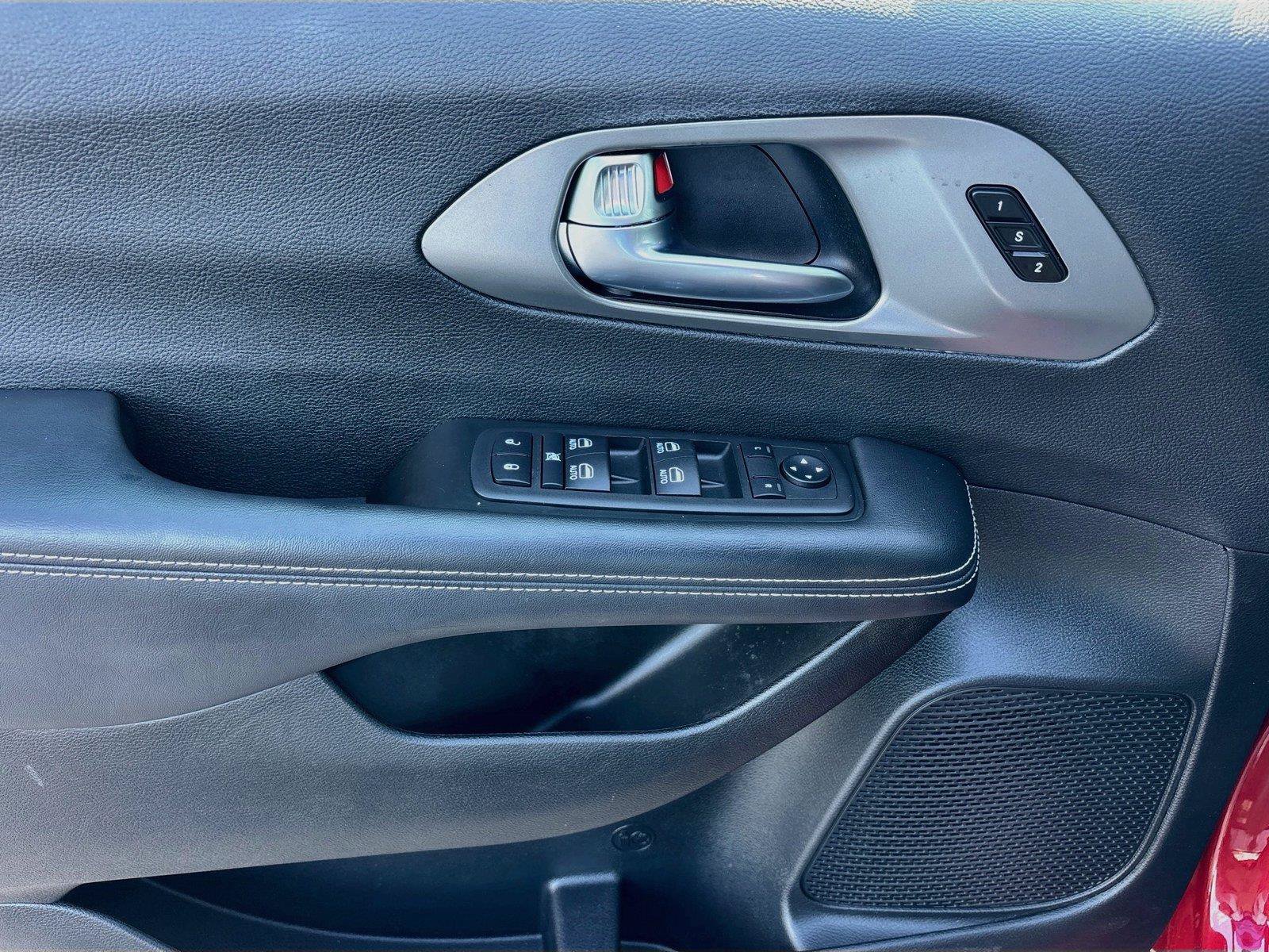 Used 2025 Chrysler Pacifica Select FWD image 17