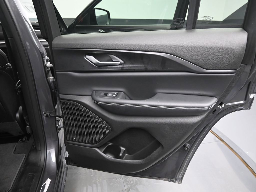 Used 2024 Jeep Grand Cherokee Altitude image 16