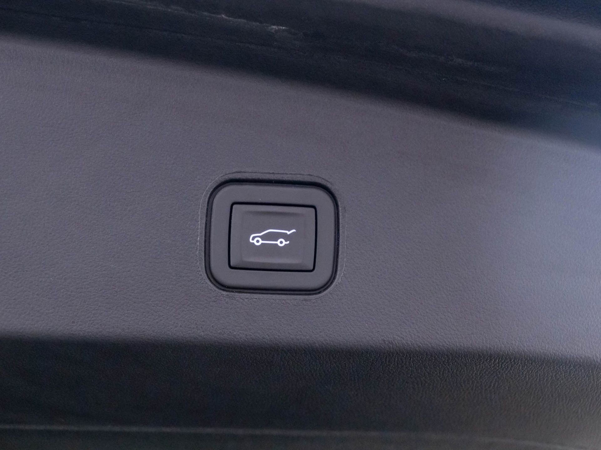 Certified 2025 Cadillac Lyriq Luxury w/ LPO, Floor Liner Package AWD/4WD image 34