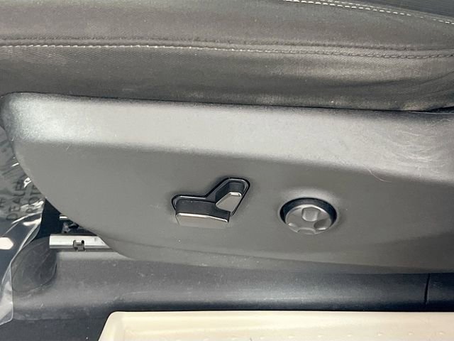 Used 2022 Chrysler Voyager LX image 17