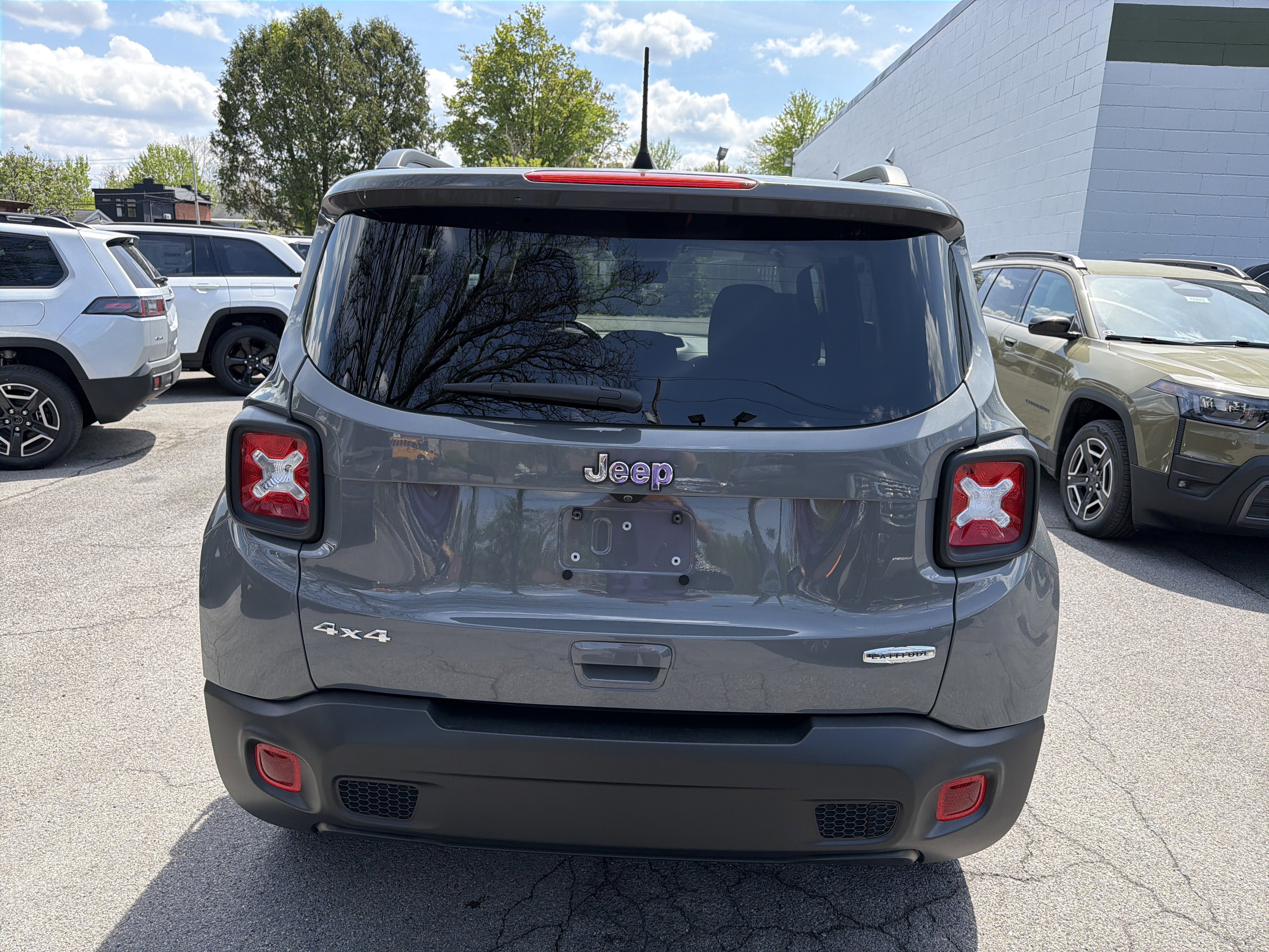 Used 2022 Jeep Renegade Latitude w/ Convenience Group AWD/4WD image 6