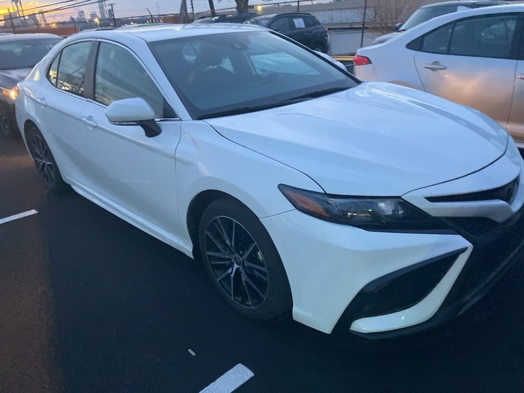 Used 2024 Toyota Camry SE image 2