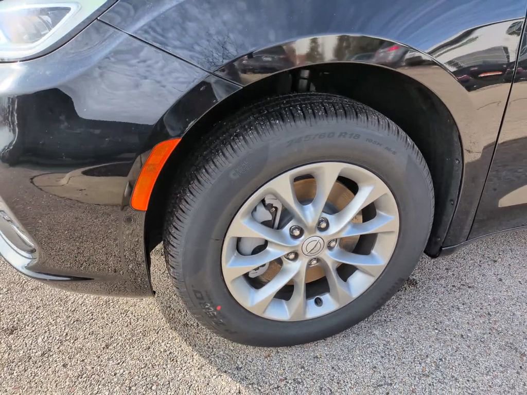 New 2026 Chrysler Pacifica Limited w/ Uconnect Theater Family Group image 15