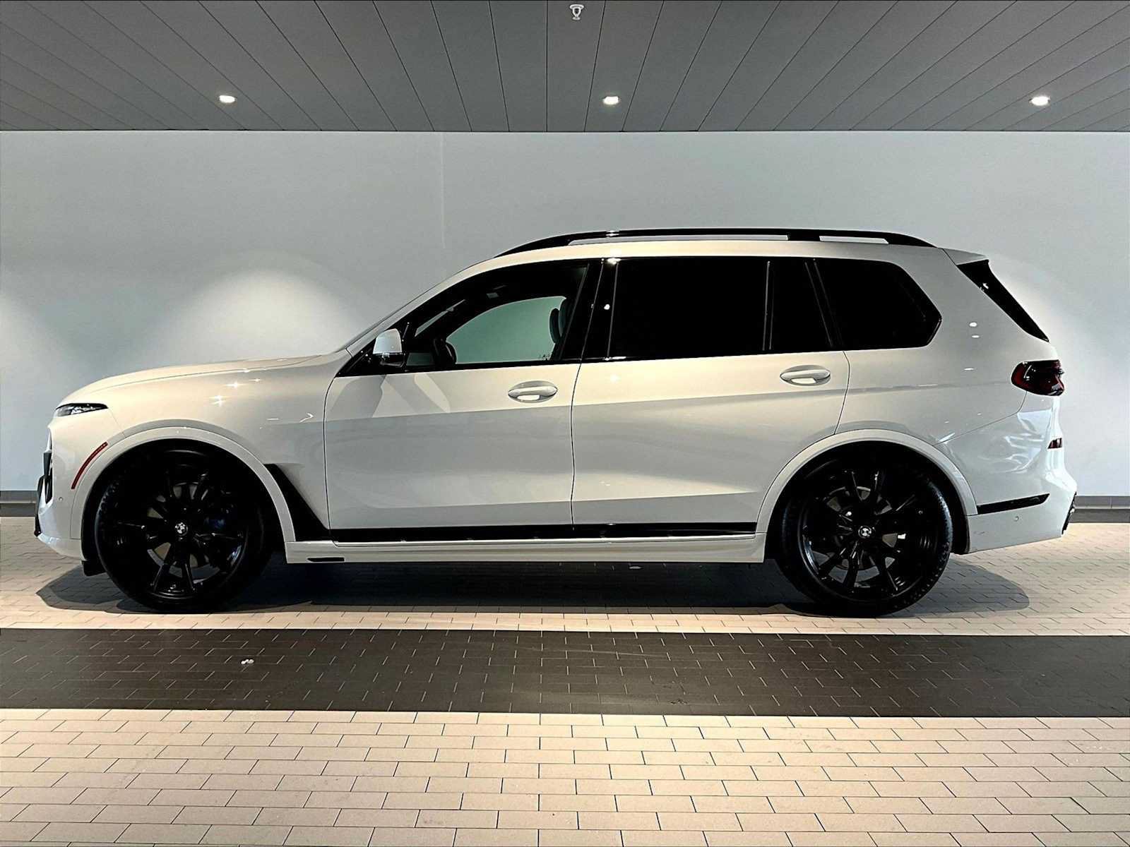 Used 2025 BMW X7 xDrive40i w/ M Sport Package AWD/4WD image 2